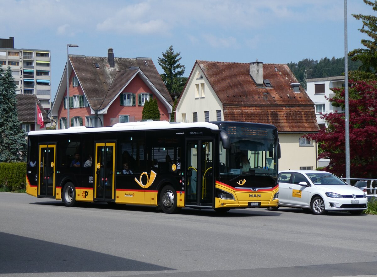(275'565) - PostAuto Ostschweiz - SG 396'687/PID 11'892 - MAN am 15. Mai 2025 beim Bahnhof Uznach