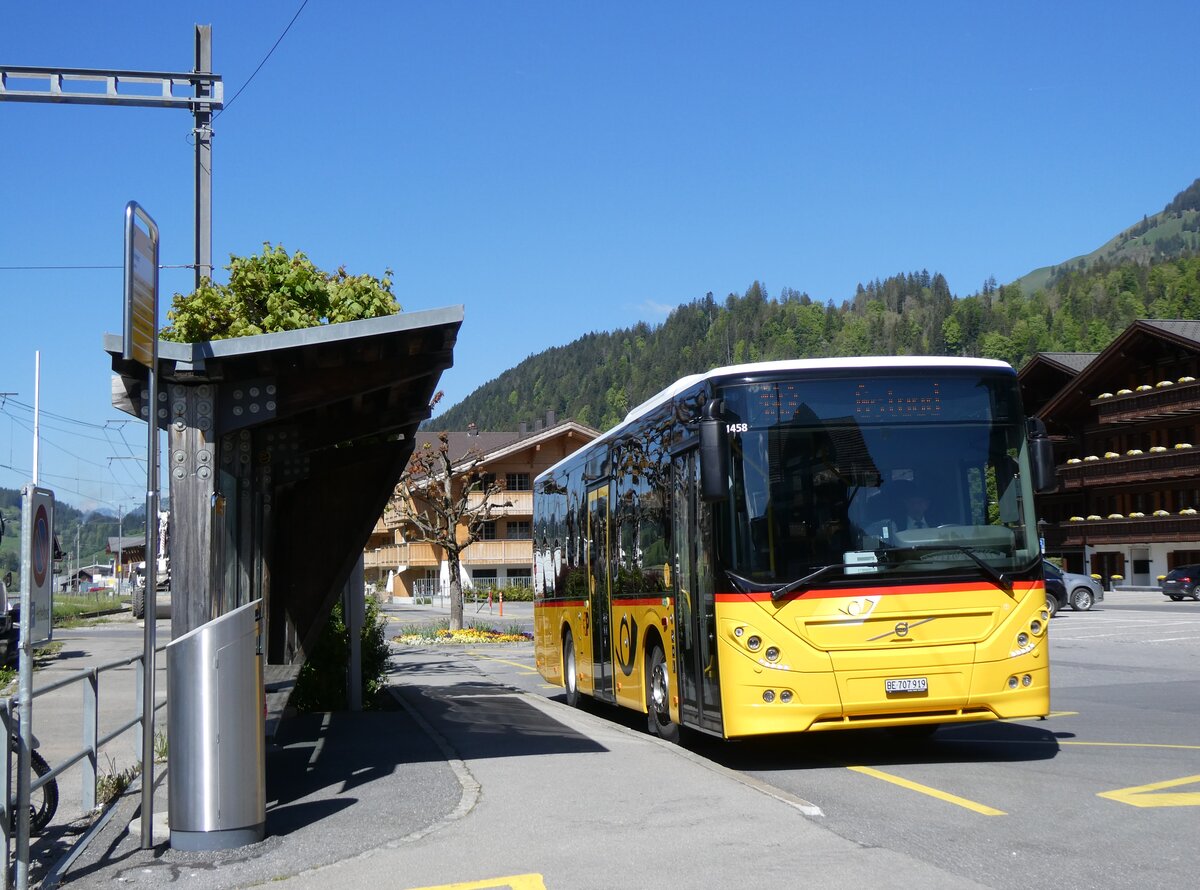 (275'595) - PostAuto Bern - BE 707'919/PID 11'458 - Volvo (ex K�bli, Gstaad) am 16. Mai 2025 beim Bahnhof Saanen