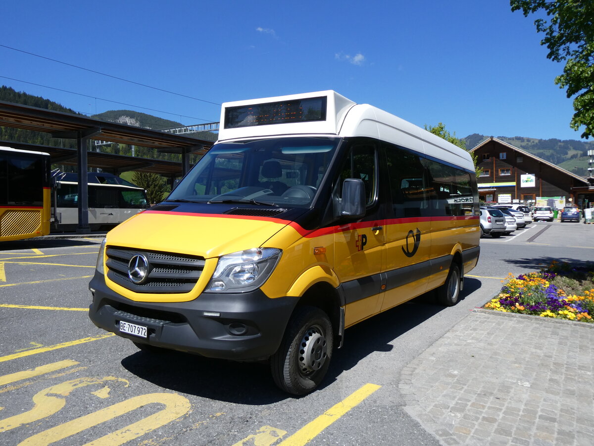 (275'596) - PostAuto Bern - BE 707'972/PID 10'890 - Mercedes (ex K�bli, Gstaad) am 16. Mai 2025 beim Bahnhof Gstaad