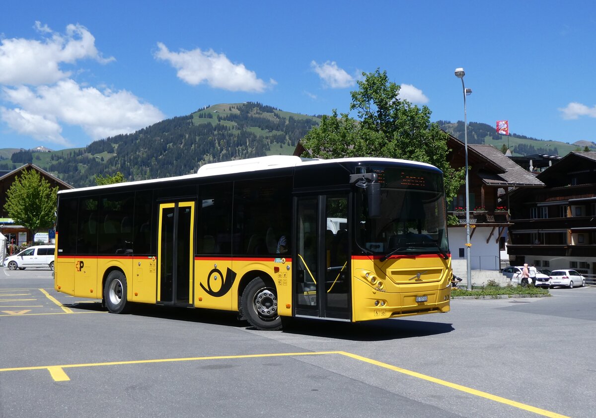 (275'605) - PostAuto Bern - BE 707'930/PID 10'964 - Volvo (ex K�bli, Gstaad) am 16. Mai 2025 beim Bahnhof Gstaad