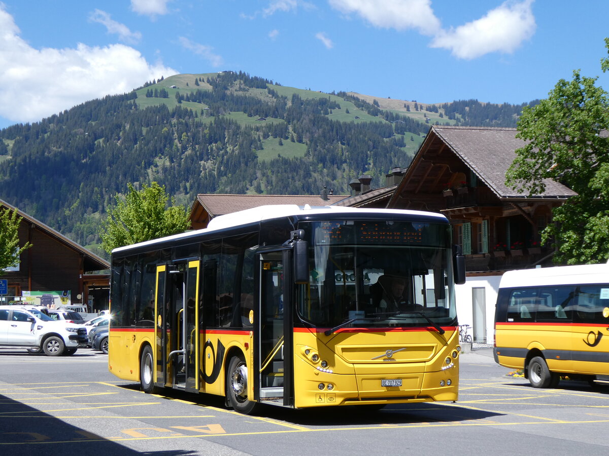 (275'612) - PostAuto Bern - BE 707'929/PID 10'535 - Volvo (ex K�bli, Gstaad) am 16. Mai 2025 beim Bahnhof Gstaad