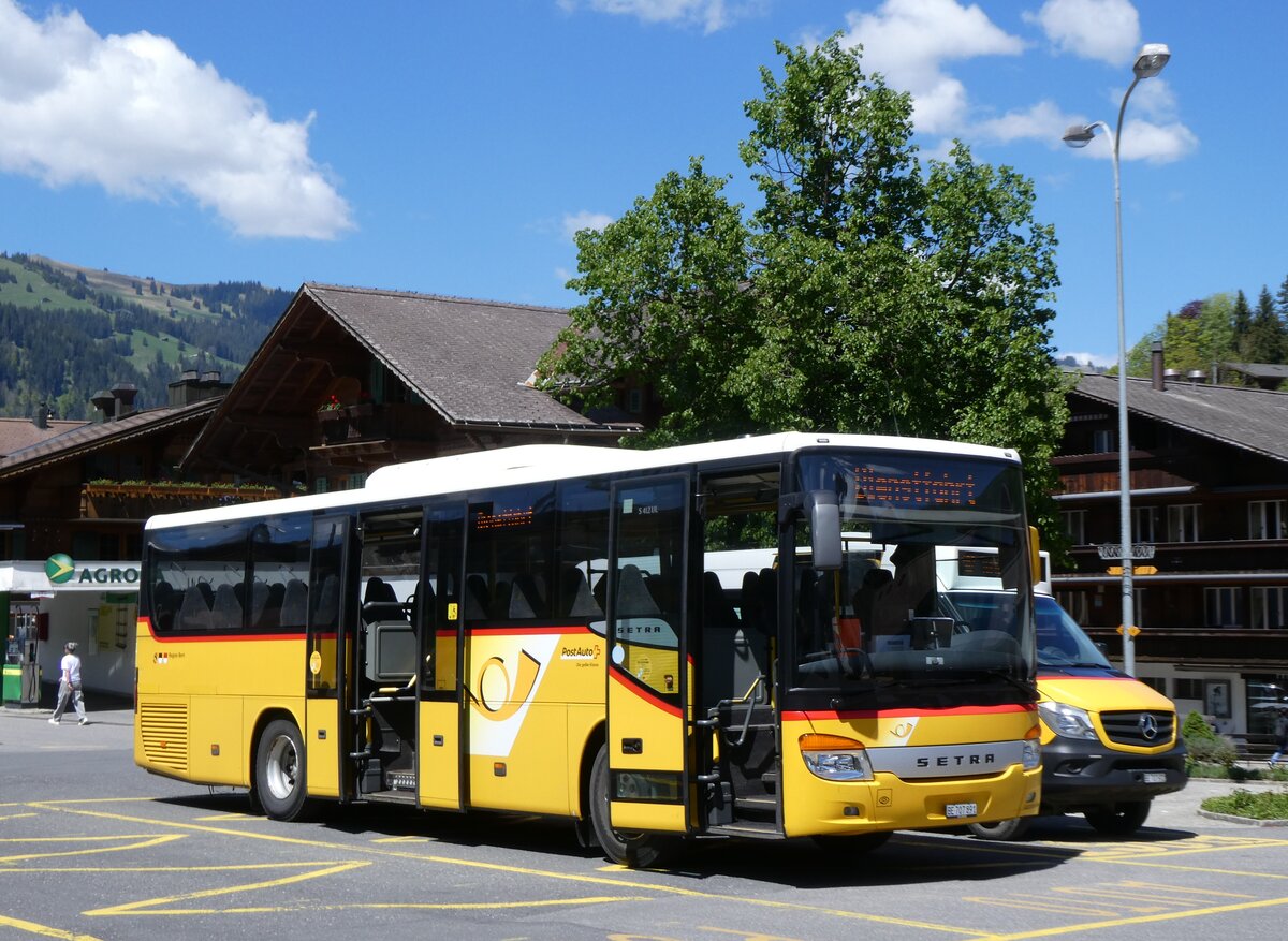 (275'618) - PostAuto Bern - BE 707'891/PID 4535 - Setra (ex Nr. 3; ex K�bli, Gstaad Nr. 3) am 16. Mai 2025 beim Bahnhof Gstaad