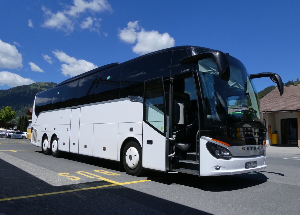 (275'620) - Aus Polen: ??? - WGM 6372M - Setra am 16. Mai 2025 beim Bahnhof Gstaad