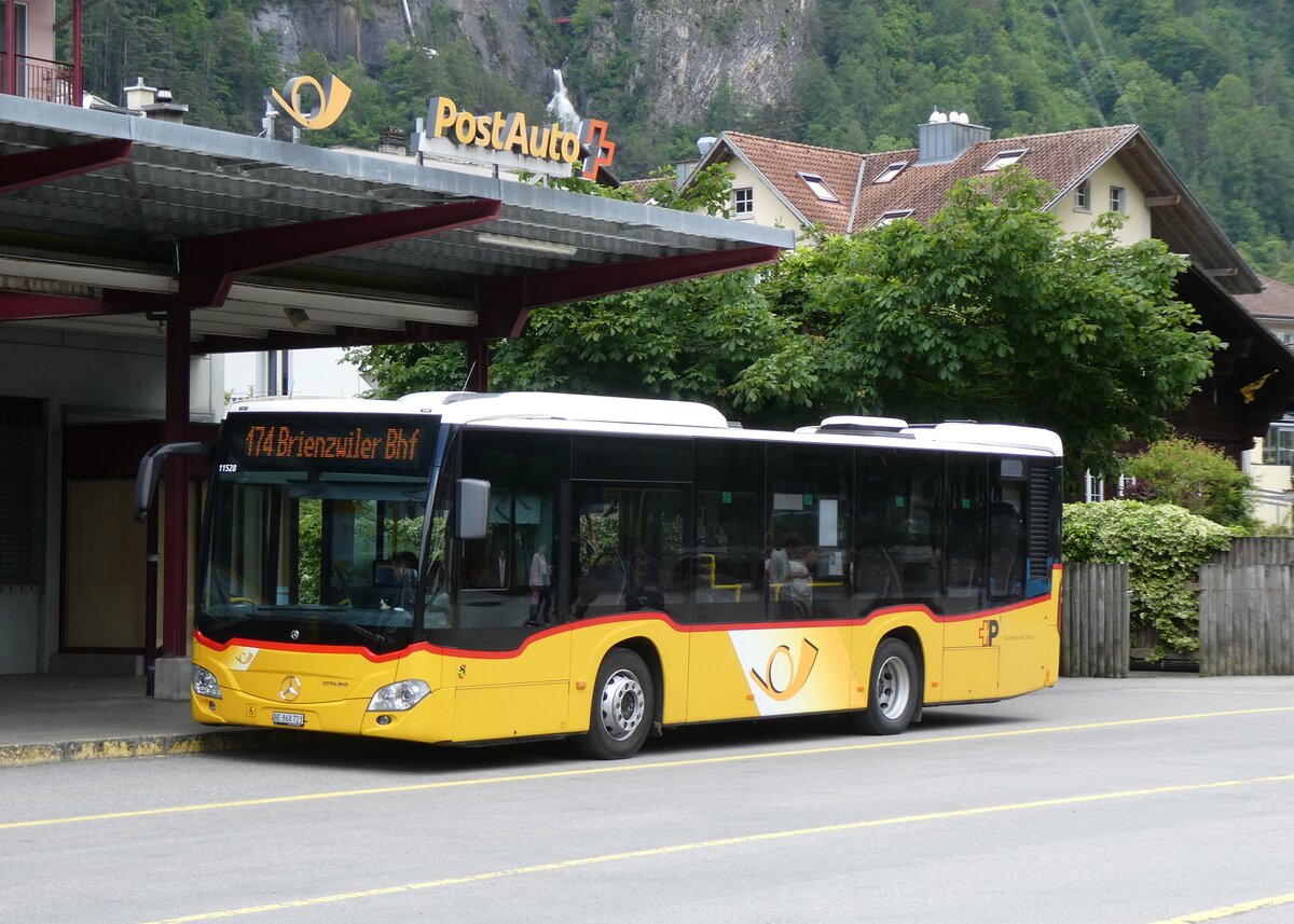 (275'764) - Fl�ck, Brienz - Nr. 23/BE 868'723/PID 11'528 - Mercedes am 23. Mai 2025 in Meiringen, Postautostation