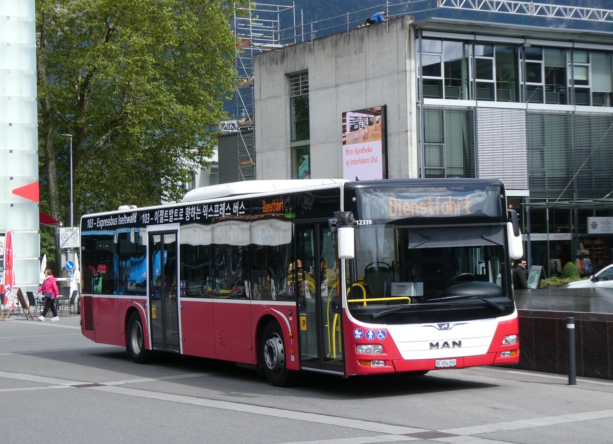 (275'776) - PostAuto Bern - BE 654'090/PID 12'339 - MAN (ex Dr. Richard, A-Wien Nr. 1419) am 23. Mai 2025 beim Bahnhof Interlaken Ost