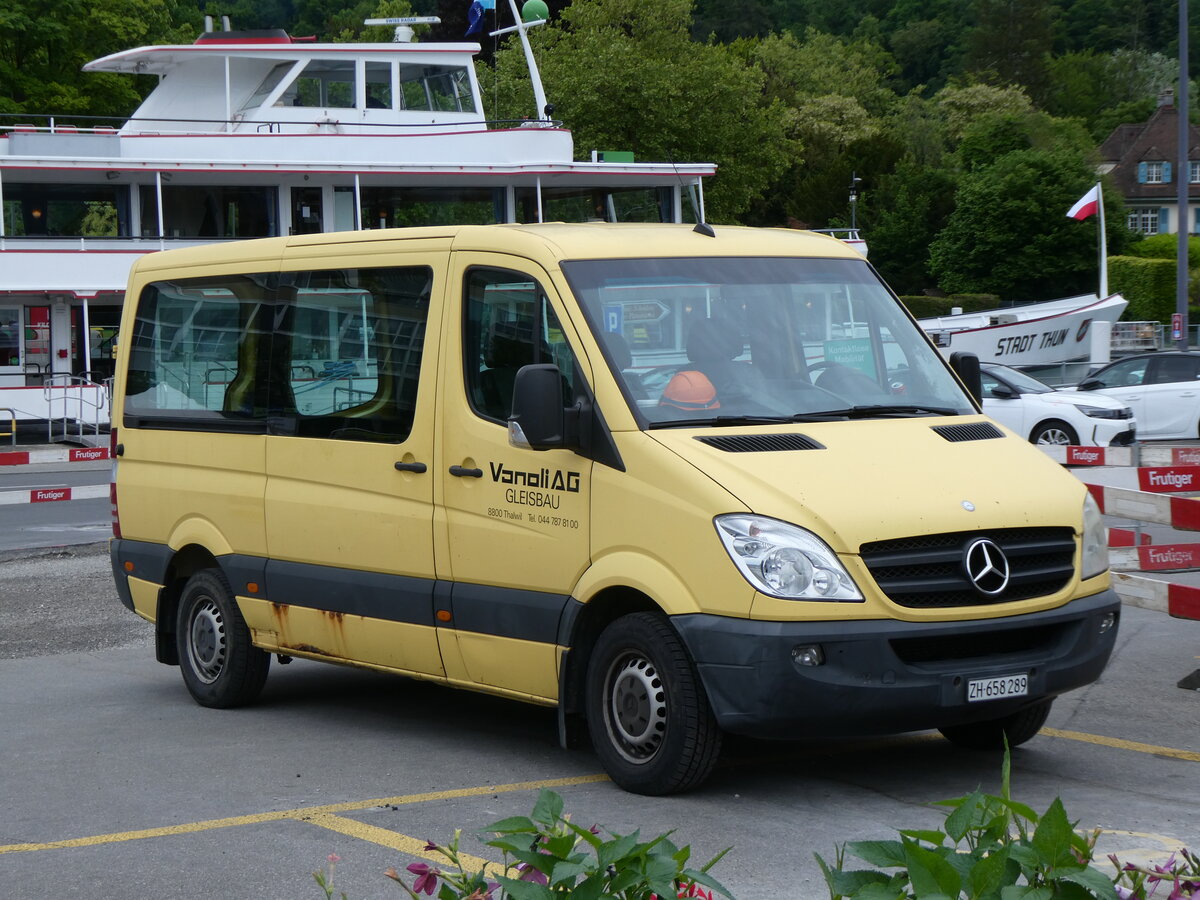 (275'815) - Vanoli, Thalwil - Nr. 13/ZH 658'289 - Mercedes am 25. Mai 2025 beim Bahnhof Thun