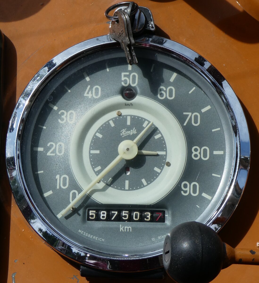 (275'876) - STI Thun - Nr. 15/BE 26'776 - Saurer/Gangloff (ex AvH Heimenschwand Nr. 5) am 27. Mai 2025 in Gohl, Restaurant J�gerhus (Detailaufnahme - 587'503,7 Kilometer)