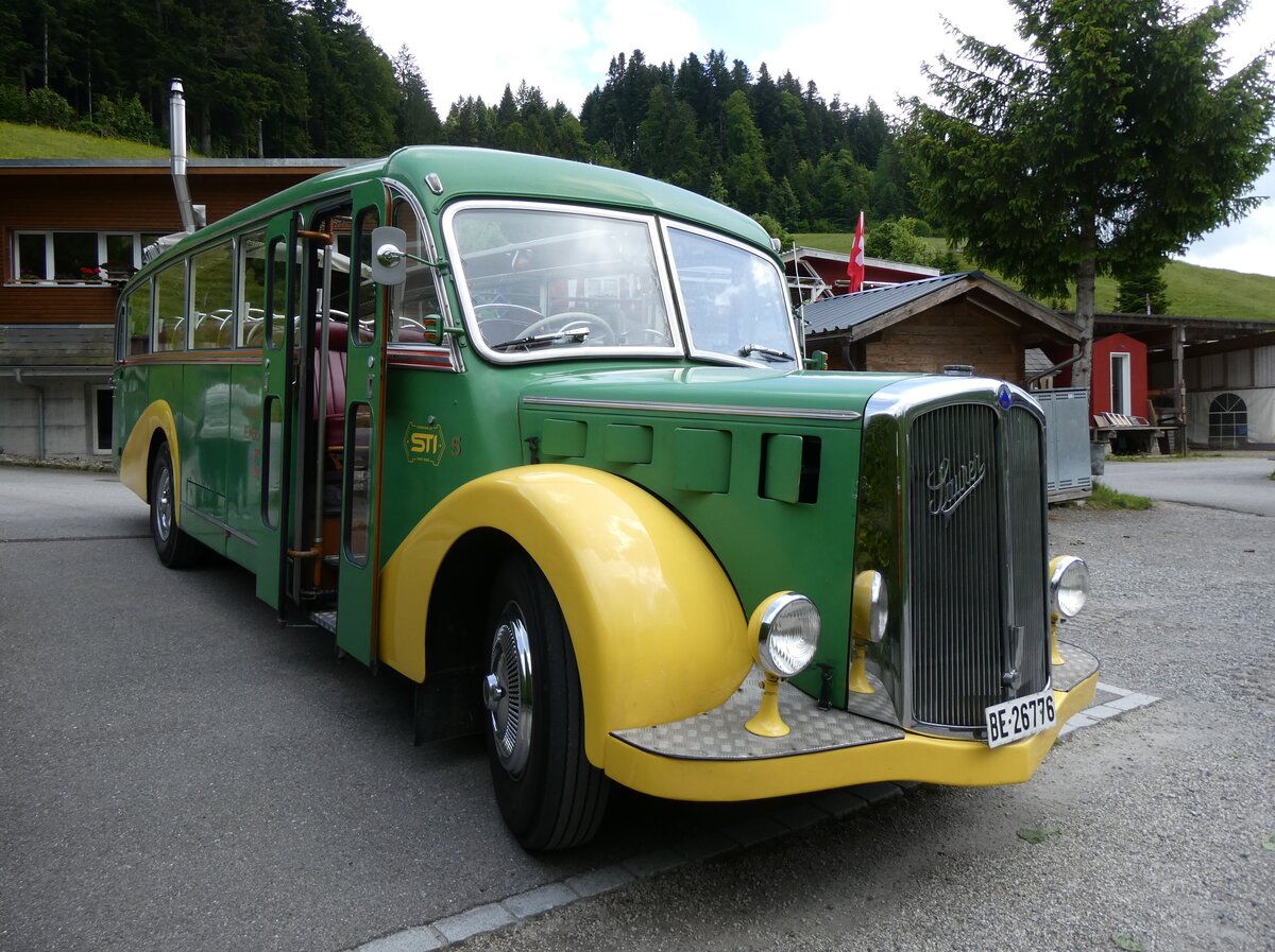 (275'879) - STI Thun - Nr. 15/BE 26'776 - Saurer/Gangloff (ex AvH Heimenschwand Nr. 5) am 27. Mai 2025 in Gohl, Restaurant J�gerhus