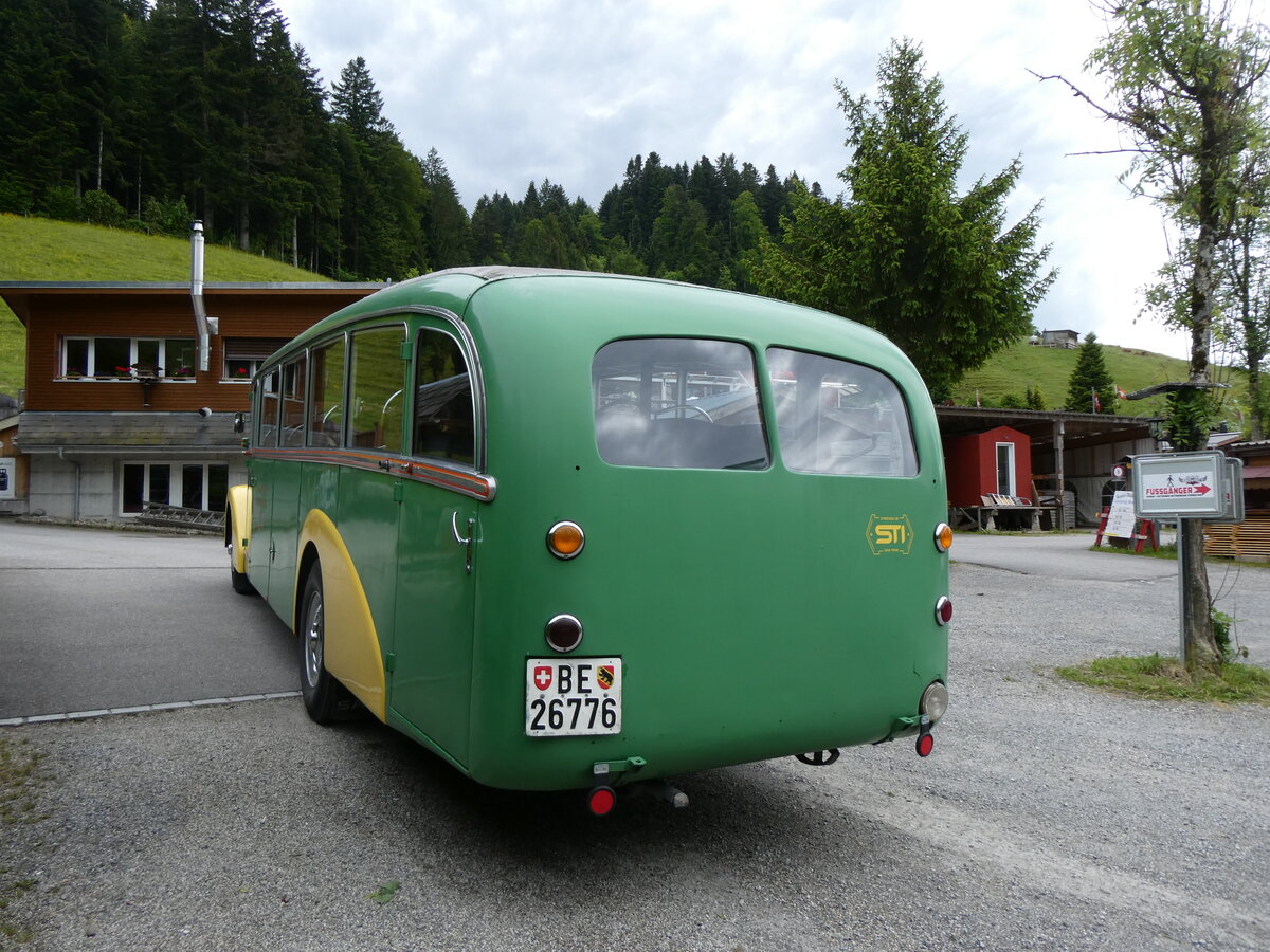 (275'884) - STI Thun - Nr. 15/BE 26'776 - Saurer/Gangloff (ex AvH Heimenschwand Nr. 5) am 27. Mai 2025 in Gohl, Restaurant J�gerhus