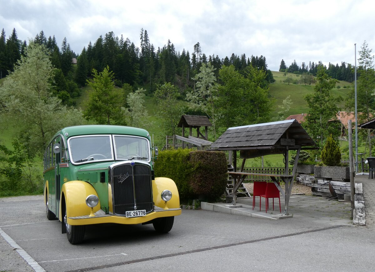 (275'886) - STI Thun - Nr. 15/BE 26'776 - Saurer/Gangloff (ex AvH Heimenschwand Nr. 5) am 27. Mai 2025 in Gohl, Restaurant J�gerhus