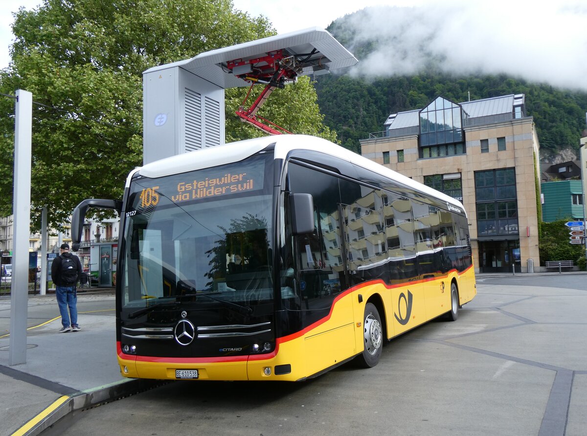 (275'891) - PostAuto Bern - BE 610'538/PID 12'127 - eMercedes am 29. Mai 2025 beim Bahnhof Interlaken West