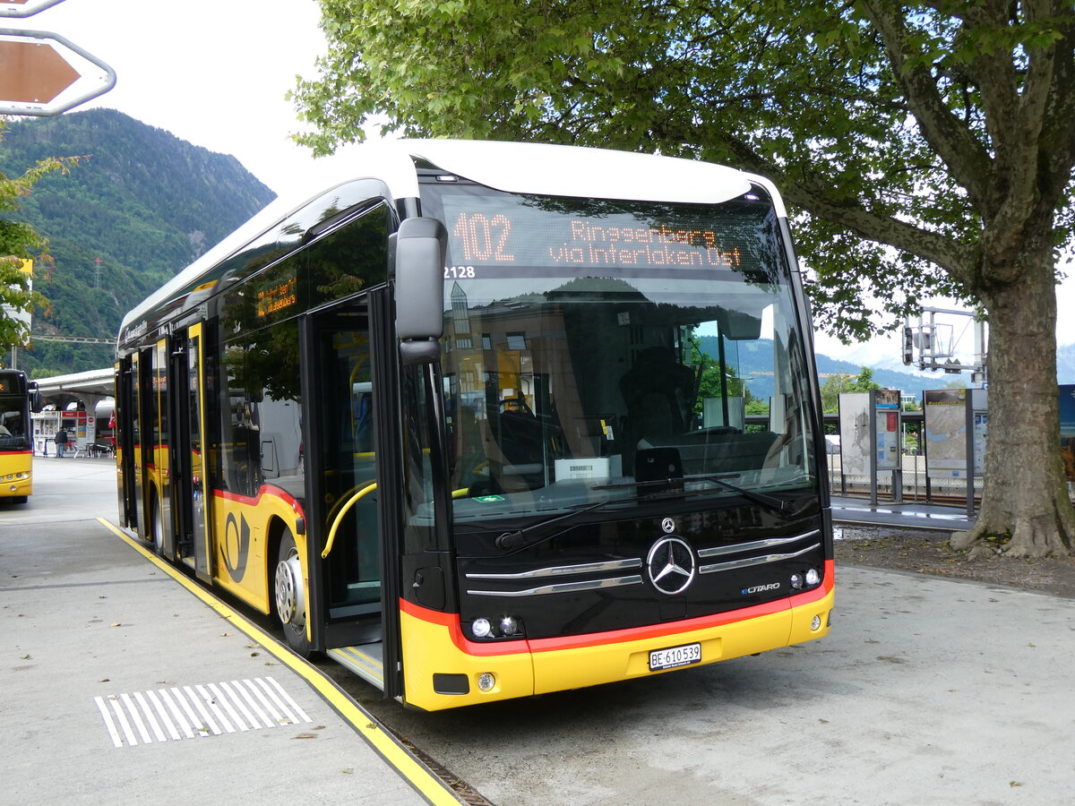 (275'907) - PostAuto Bern - BE 610'539/PID 12'128 - eMercedes am 29. Mai 2025 beim Bahnhof Interlaken West