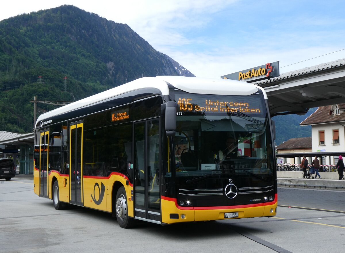 (275'909) - PostAuto Bern - BE 610'538/PID 12'127 - eMercedes am 29. Mai 2025 beim Bahnhof Interlaken West