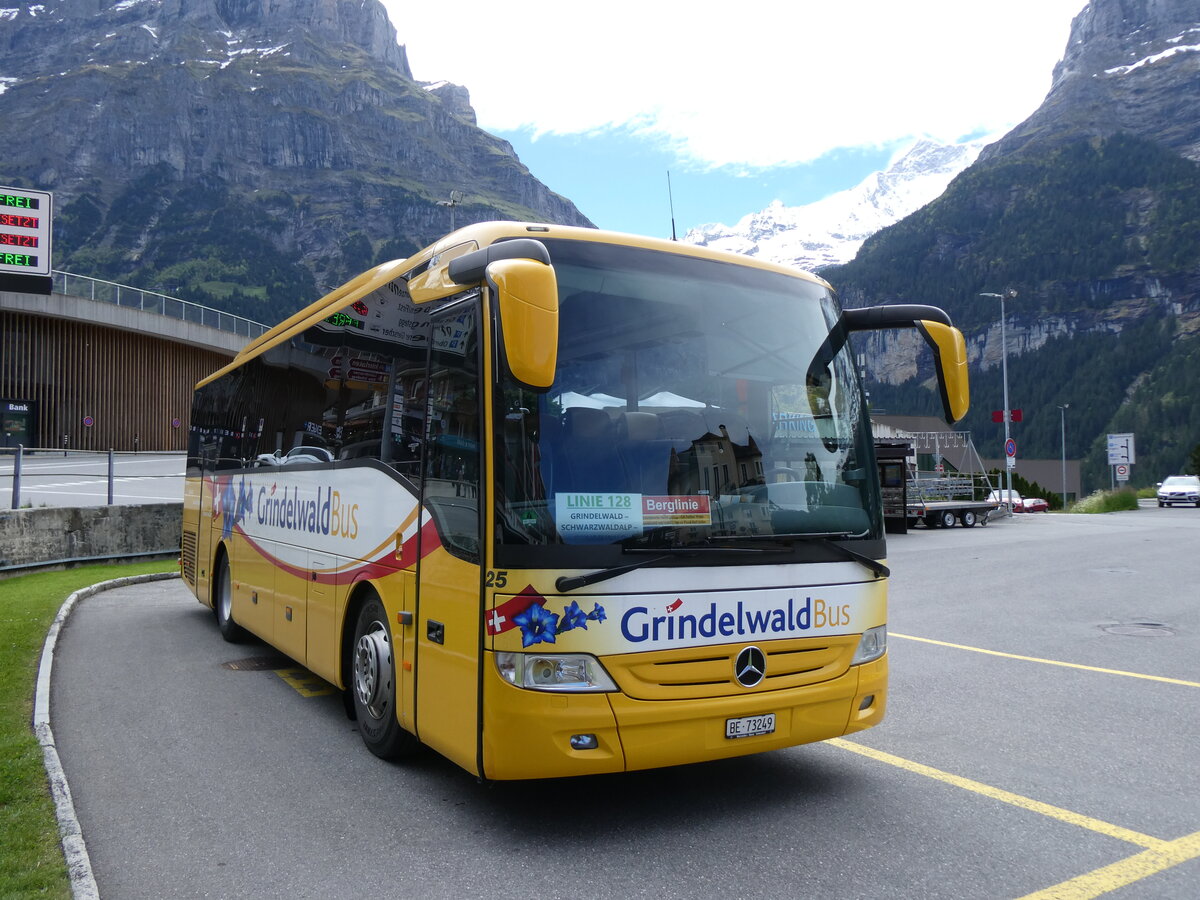 (275'933) - GrindelwaldBus, Grindelwald - Nr. 25/BE 73'249 - Mercedes am 29. Mai 2025 beim Bahnhof Grindelwald