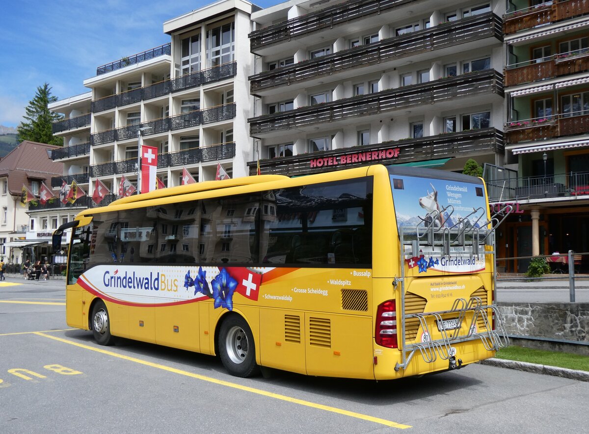 (275'935) - GrindelwaldBus, Grindelwald - Nr. 25/BE 73'249 - Mercedes am 29. Mai 2025 beim Bahnhof Grindelwald