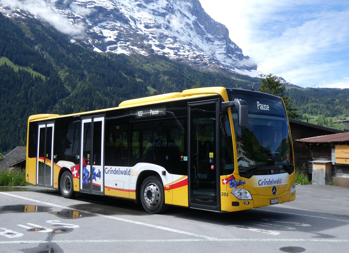 (275'940) - GrindelwaldBus, Grindelwald - Nr. 202/BE 908'202 - Mercedes am 29. Mai 2025 beim Bahnhof Grindelwald