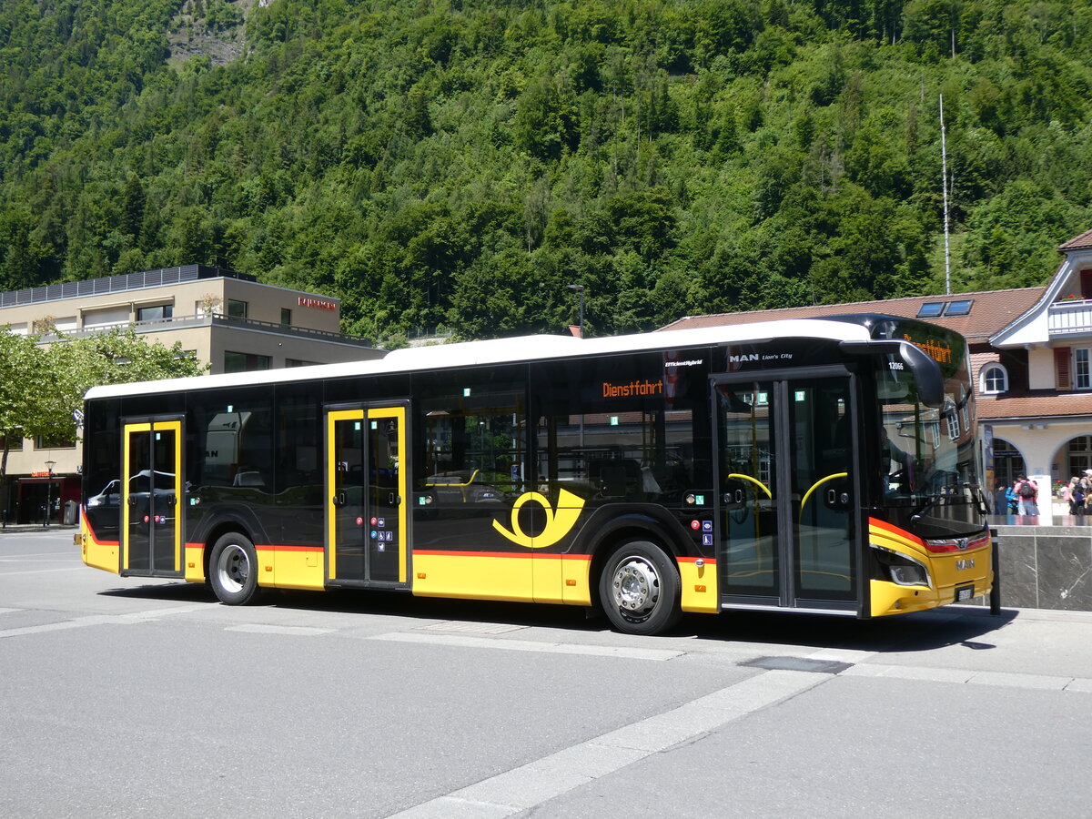 (275'952) - PostAuto Bern - BE 675'387/PID 12'066 - MAN am 29. Mai 2025 beim Bahnhof Interlaken Ost