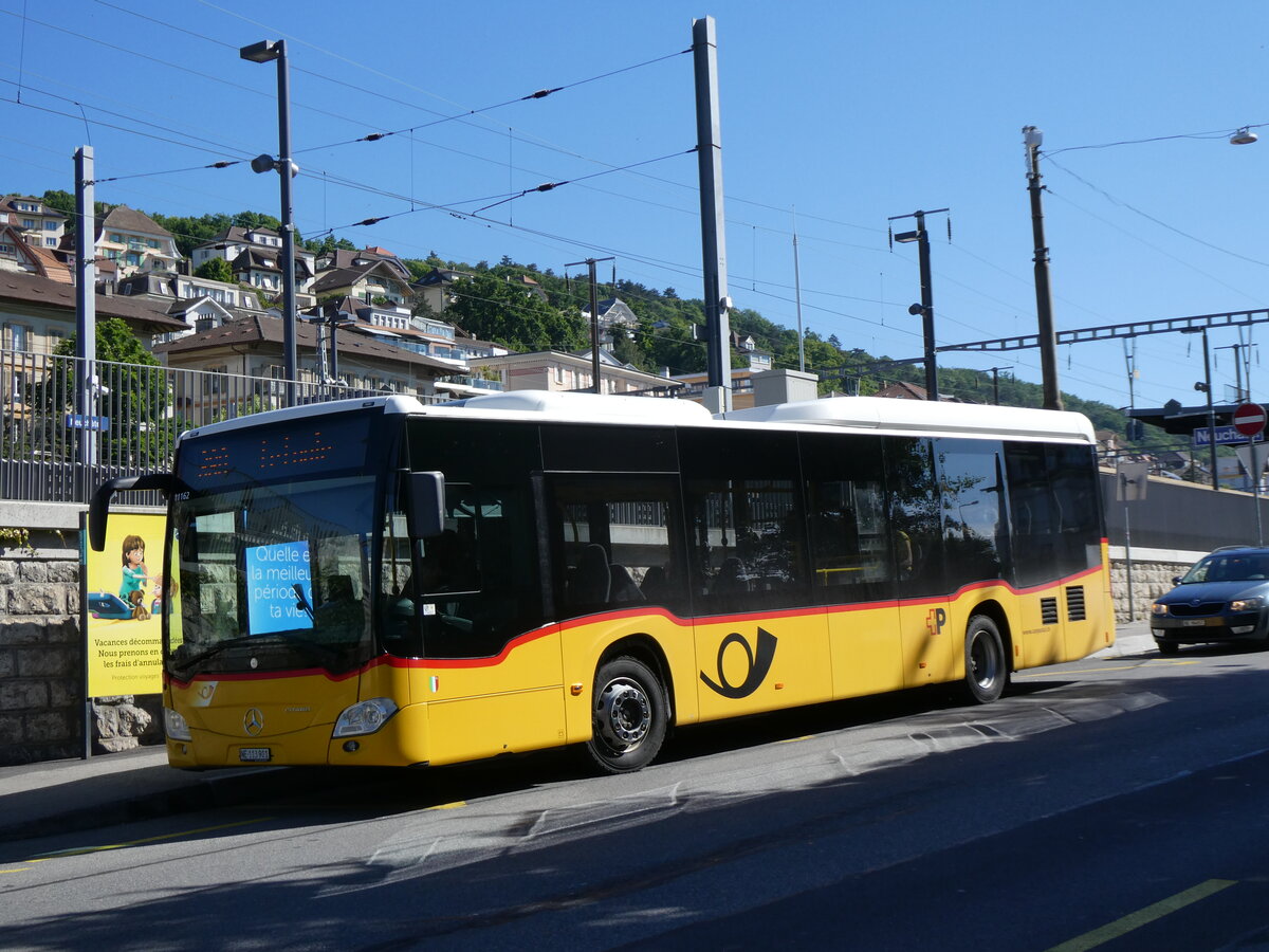(275'962) - CarPostal Ouest - NE 113'901/PID 11'162 - Mercedes am 30. Mai 2025 beim Bahnhof Neuch�tel