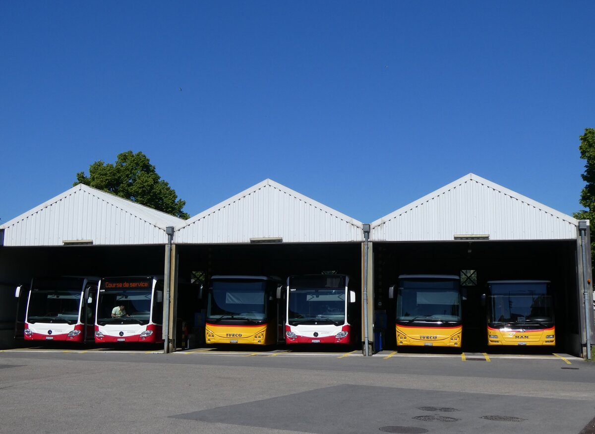 (275'983) - CarPostal Ouest - VD 490'732/PID 12'424 - Mercedes (ex Wiener Linien, A-Wien Nr. 8157) + VD 644'187/PID 12'316 - Mercedes (ex Breuss, A-Rankweil; Wiener Linien, A-Wien Nr. 8133) + VD 549'156/PID 11'972 - Iveco + VD 644'188/PID 12'317 - Mercedes (ex Breuss, A-Rankweil; ex Wiener Linien, A-Wien Nr. 8134) + VD 457'098/PID 11'226 - Iveco + VD 606'211/PID 10'262 - MAN (ex Ju 51'287; ex Nr. 22) am 30. Mai 2025 in Yverdon, Garage