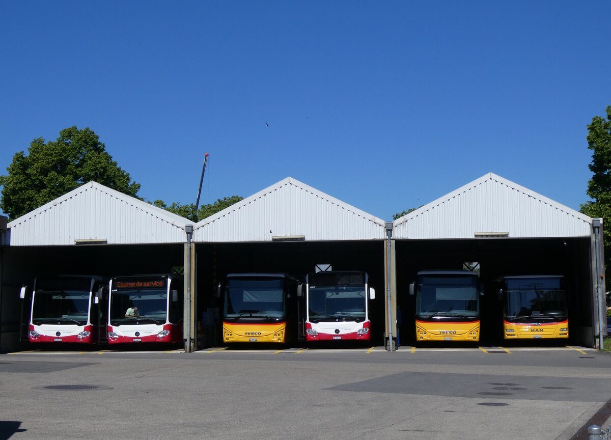 (275'984) - CarPostal Ouest - VD 490'732/PID 12'424 - Mercedes (ex Wiener Linien, A-Wien Nr. 8157) + VD 644'187/PID 12'316 - Mercedes (ex Breuss, A-Rankweil; ex Wiener Linien, A-Wien Nr. 8133) + VD 549'156/PID 11'972 - Iveco + VD 644'188/PID 12'317 - Mercedes (ex Breuss, A-Rankweil; ex Wiener Linien, A-Wien Nr. 8134) + VD 457'098/PID 11'226 - Iveco + VD 606'211/PID 10'262 - MAN (ex JU 51'287; ex Nr. 22) am 30. Mai 2025 in Yverdon, Garage
