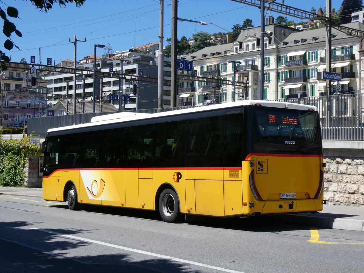 (276'047) - CarPostal Ouest - NE 165'364/PID 10'018 - Iveco (ex TPC Aigle Nr. CP09) am 30. Mai 2025 beim Bahnhof Neuch�tel