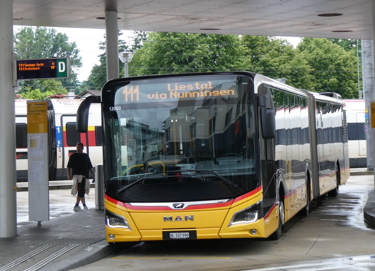(276'238) - PostAuto Nordschweiz - BL 107'996/PID 12'060 - MAN am 3. Juni 2025 beim Bahnhof Laufen