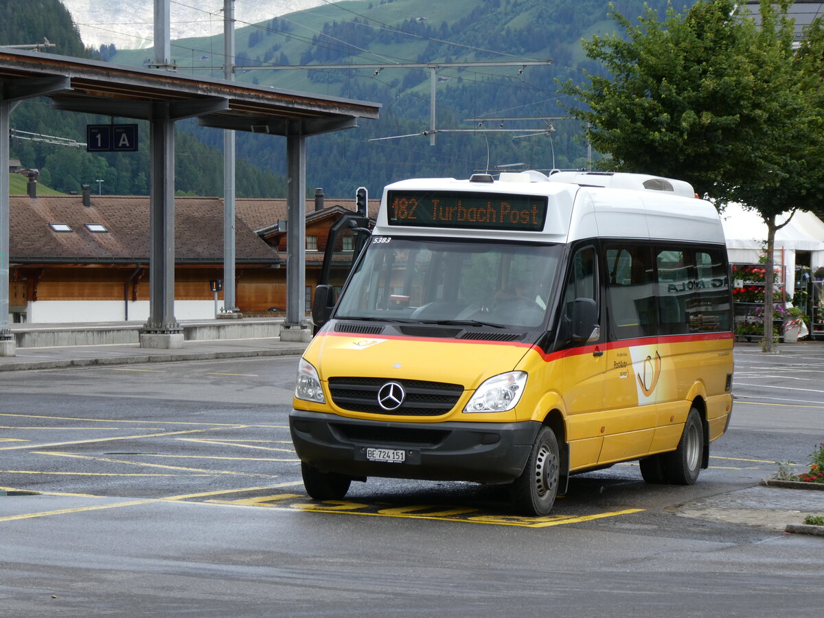 (276'270) - PostAuto Bern - BE 724'151/PID 5383 - Mercedes am 5. Juni 2025 beim Bahnhof Gstaad