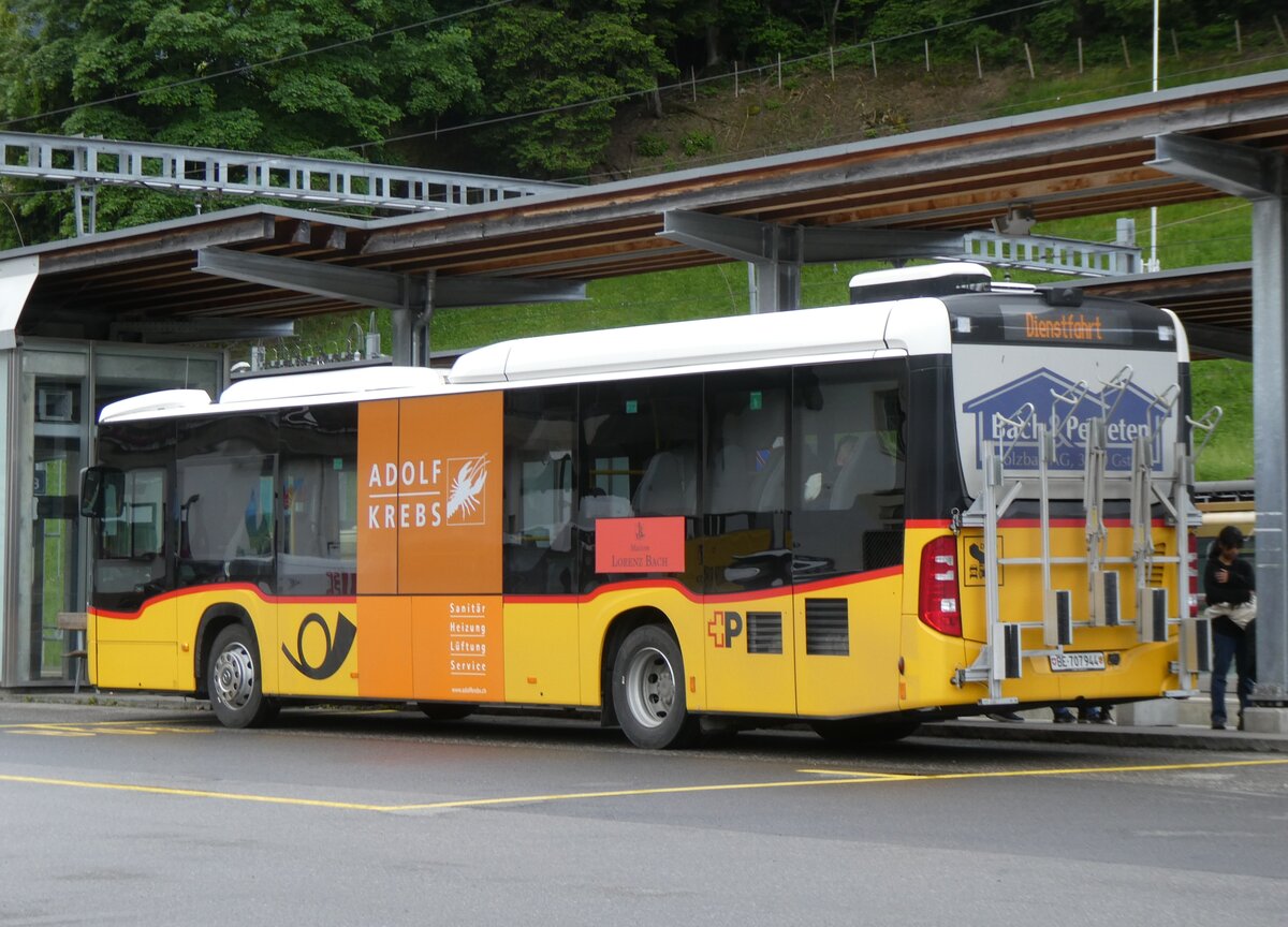 (276'273) - PostAuto Bern - BE 707'944/PID 12'071 - Mercedes (ex K�bli, Gstaad) am 5. Juni 2025 beim Bahnhof Gstaad