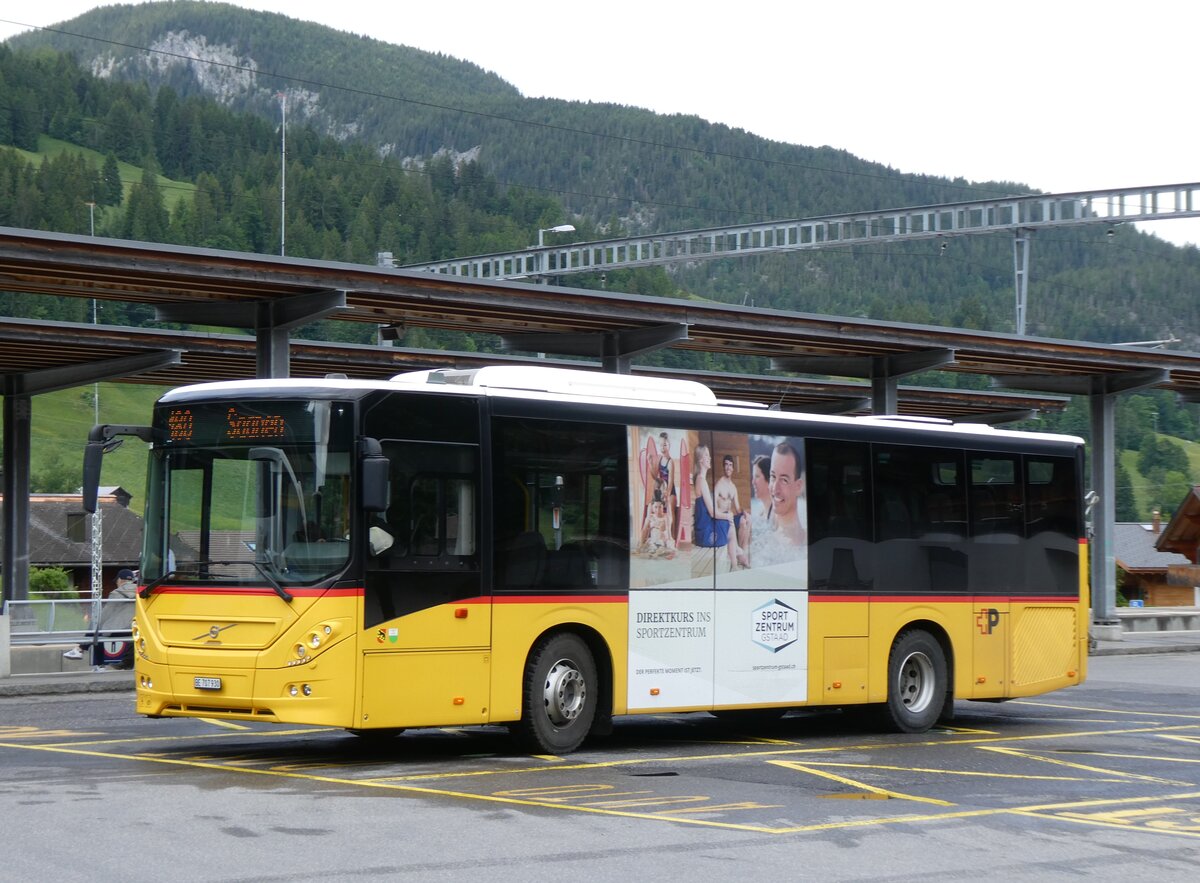 (276'279) - PostAuto Bern - BE 707'930/PID 10'964 - Volvo (ex K�bli, Gstaad) am 5. Juni 2025 beim Bahnhof Gstaad