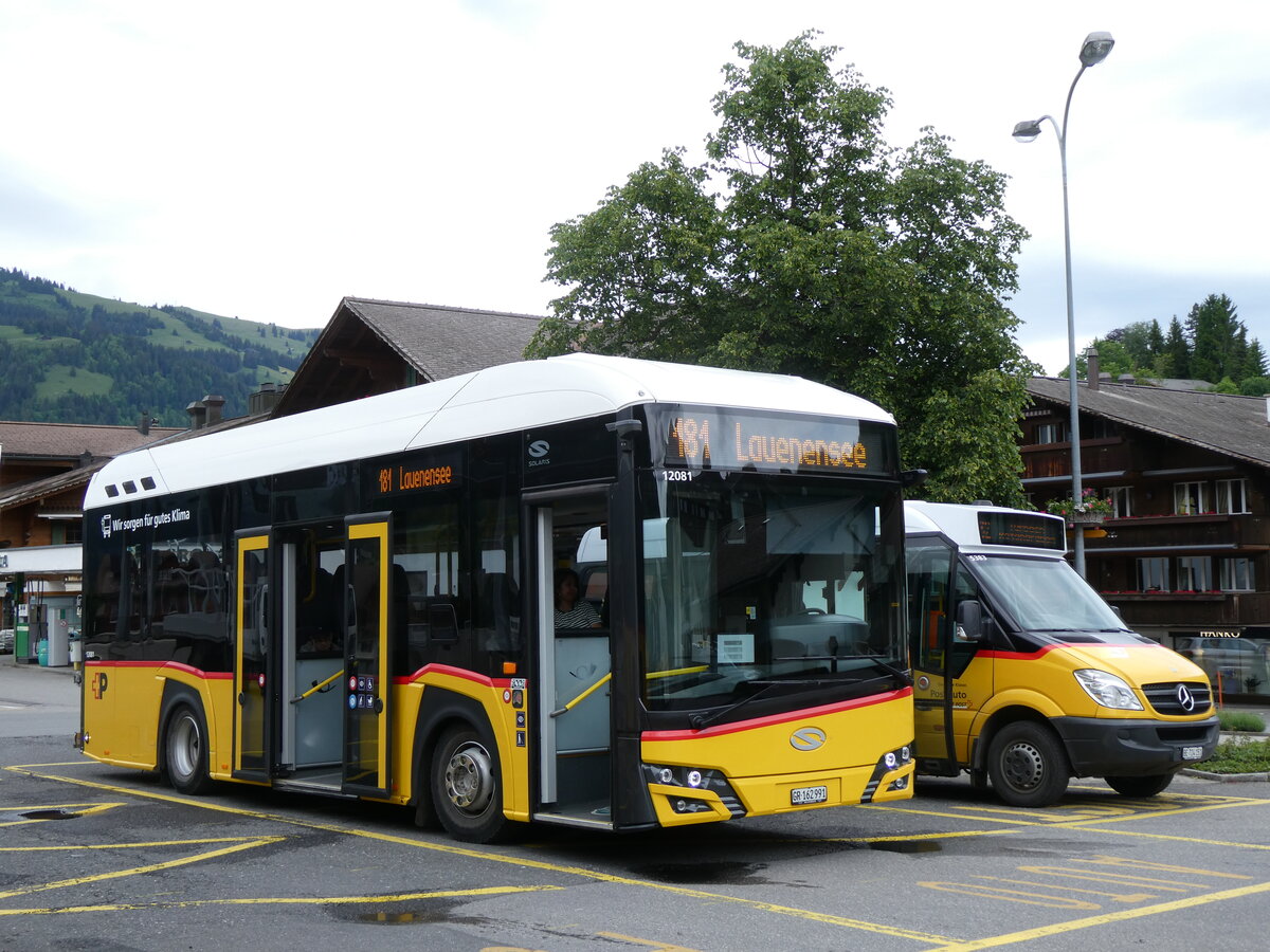(276'283) - PostAuto Graub�nden - GR 162'991/PID 12'081 - eSolaris am 5. Juni 2025 beim Bahnhof Gstaad