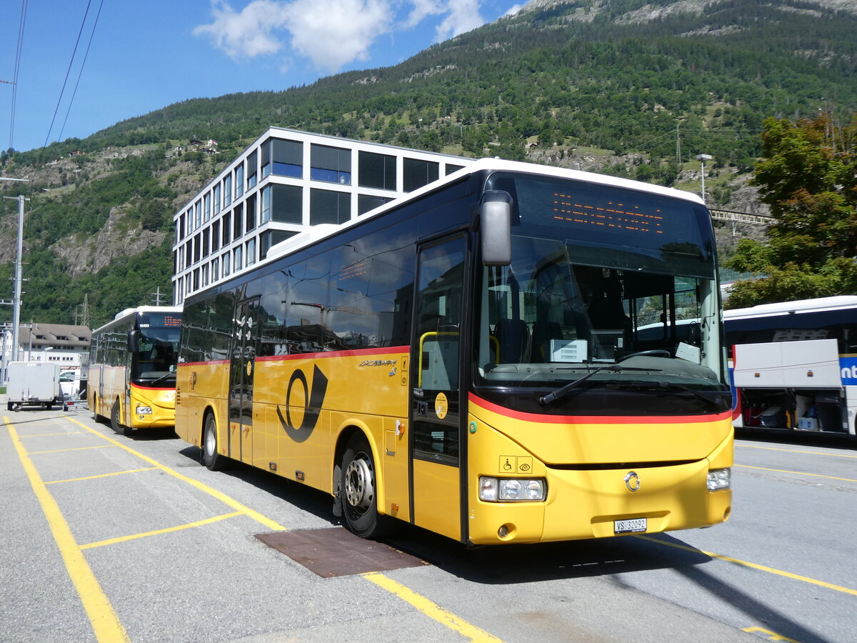 (276'308) - PostAuto Wallis - VS 32'092/PID 5460 - Irisbus (ex CarPostal Ouest) am 6. Juni 2025 beim Bahnhof Brig