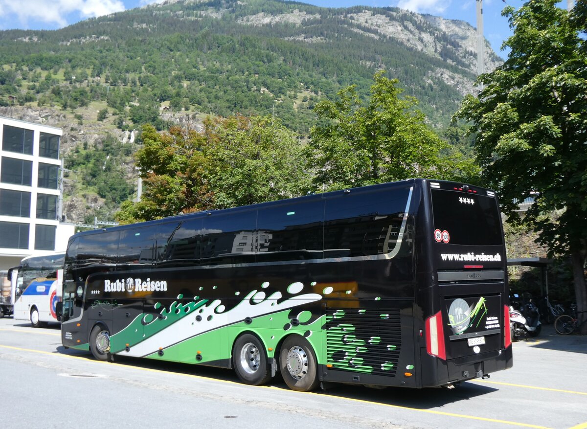(276'310) - Rubi, Interlaken - BE 609'590 - Van Hool am 6. Juni 2025 beim Bahnhof Brig