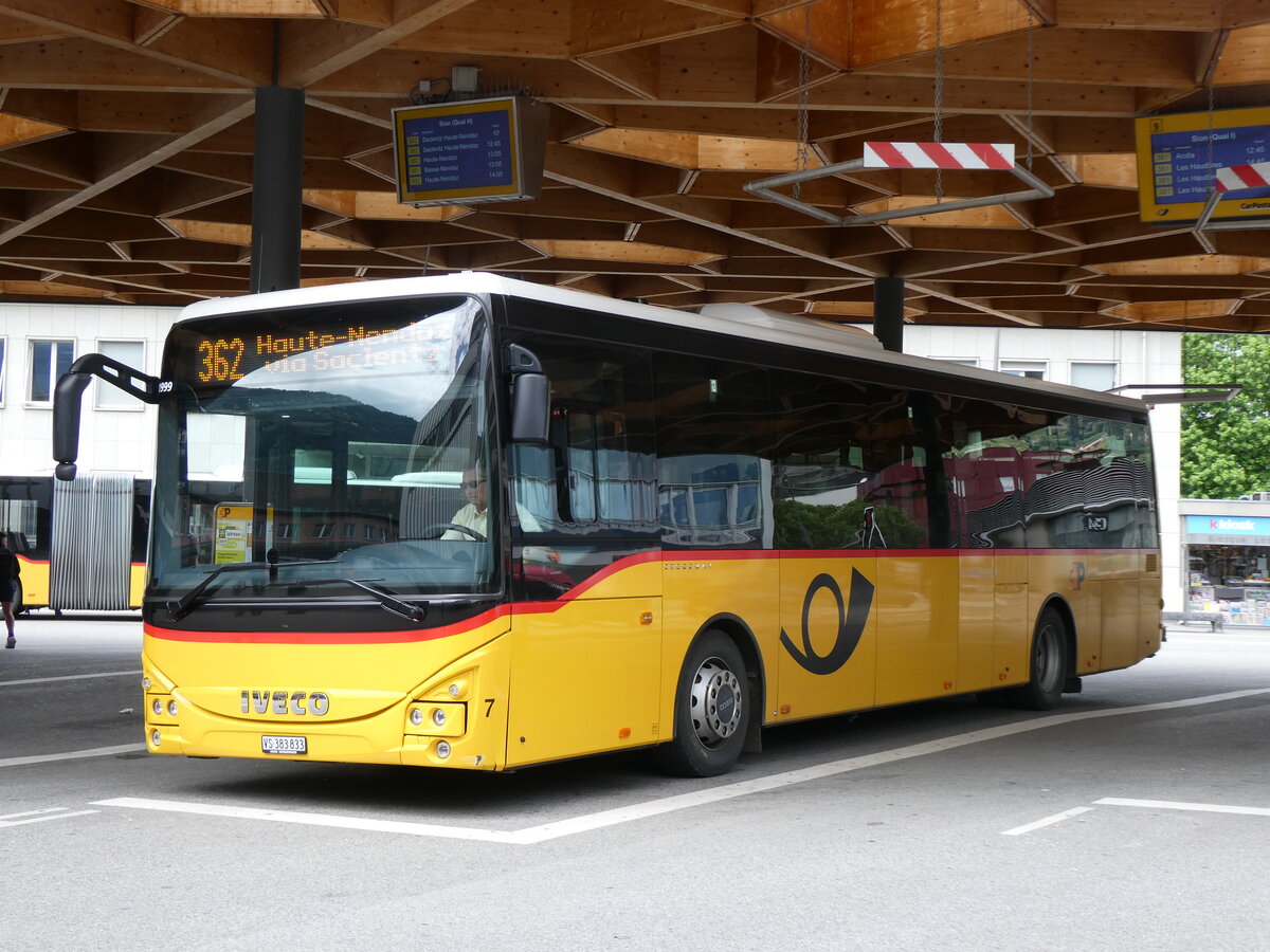 (276'324) - Lathion, Sion - Nr. 7/VS 383'833/PID 11'999 - Iveco am 6. Juni 2025 beim Bahnhof Sion
