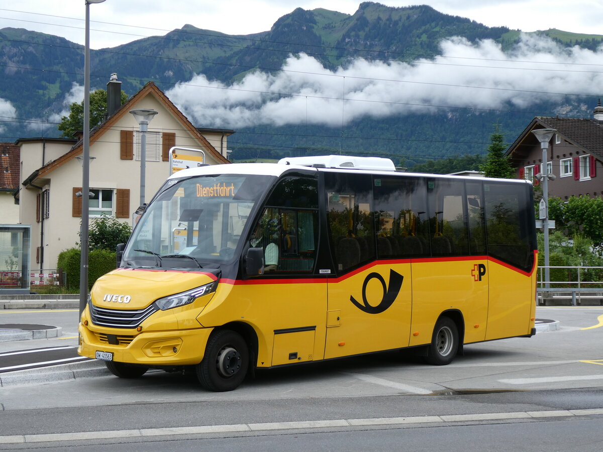(276'446) - PostAuto Zentralschweiz - Nr. 304/OW 41'563/PID 12'175  Iveco/Bus am 7. Juni 2025 beim Bahnhof Sarnen