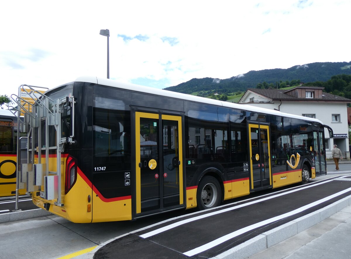 (276'448) - PostAuto Zentralschweiz - Nr. 516/OW 40'016/PID 11'747 - MAN (ex Nr. 16) am 7. Juni 2025 beim Bahnhof Sarnen