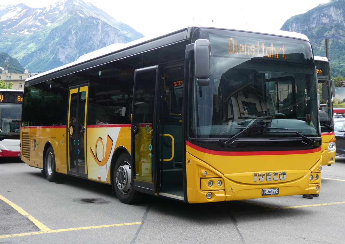 (276'469) - Fl�ck, Brienz - Nr. 29/BE 868'729/PID 11'831 - Iveco am 7. Juni 2025 beim Bahnhof Brienz