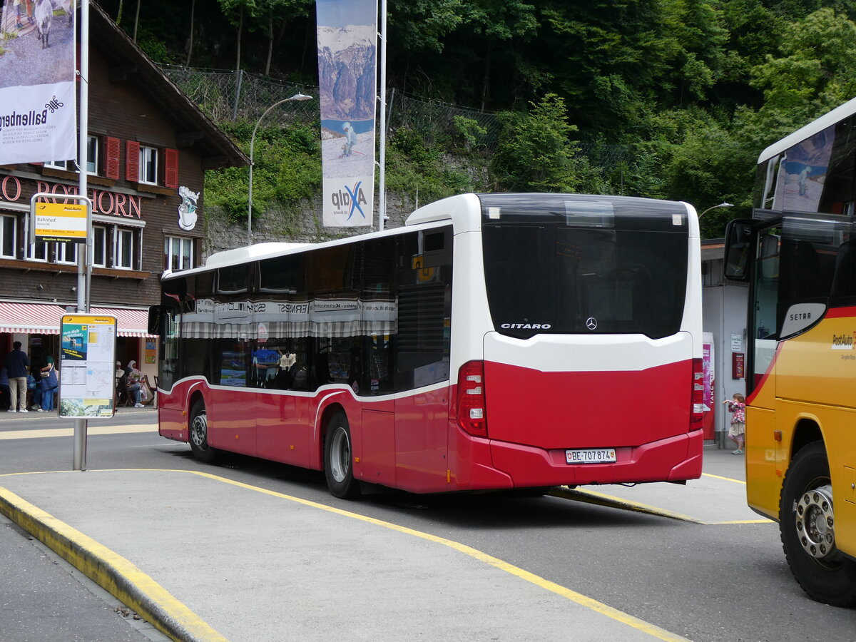 (276'476) - PostAuto Bern - BE 707'874/PID 12'419 - Mercedes (ex Wiener Linien, A-Wien Nr. 8163) am 7. Juni 2025 beim Bahnhof Brienz