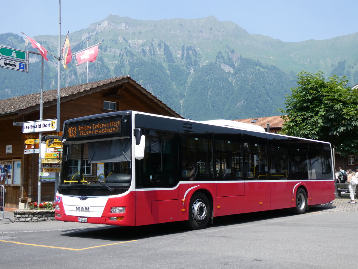 (276'538) - PostAuto Bern - BE 654'090/PID 12'339 - MAN (ex Dr. Richard, A-Wien Nr. 1419) am 9. Juni 2025 in Iseltwald, Dorfplatz