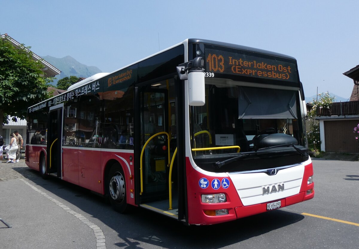 (276'539) - PostAuto Bern - BE 654'090/PID 12'339 - MAN (ex Dr. Richard, A-Wien Nr. 1419) am 9. Mai 2025 in Iseltwald, Dorfplatz
