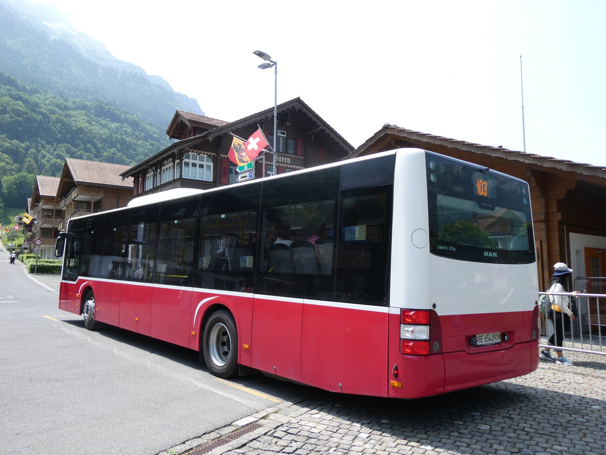 (276'542) - PostAuto Bern - BE 654'090/PID 12'339 - MAN (ex Dr. Richard, A-Wien Nr. 1419) am 9. Juni 2025 in Iseltwald, Dorfplatz