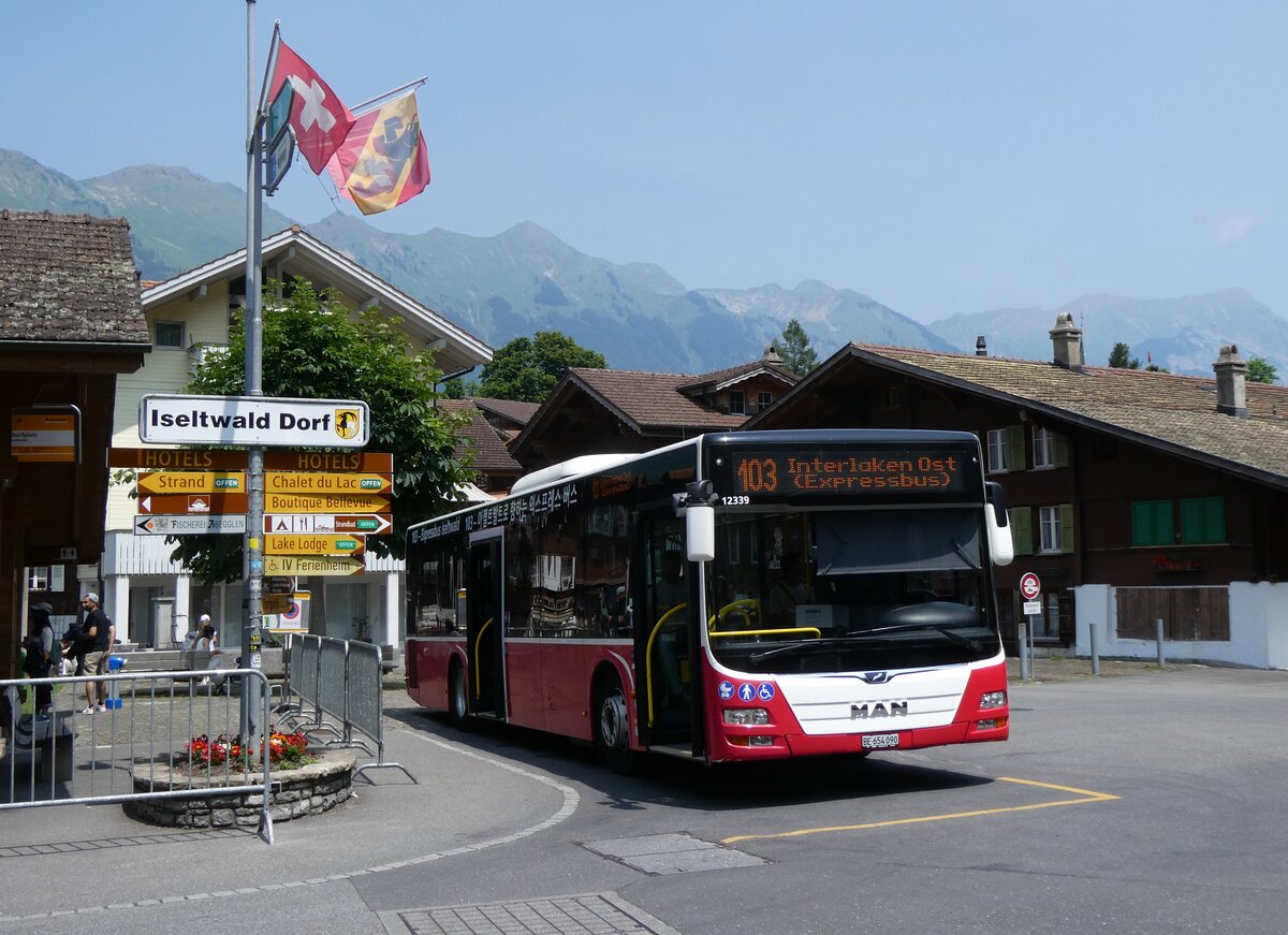 (276'543) - PostAuto Bern - BE 654'090/PID 12'339 - MAN (ex Dr. Richard, A-Wien Nr. 1419) am 9. Juni 2025 in Iseltwald, Dorfplatz