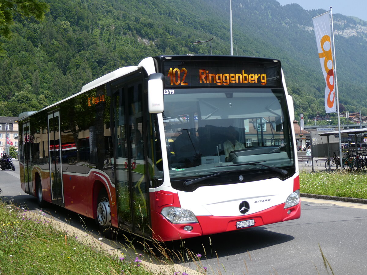 (276'545) - PostAuto Bern - BE 707'874/PID 12'319 - Mercedes (ex Wiener Linien, A-Wien Nr. 8163) am 9. Juni 2025 beim Bahnhof Interlaken Ost