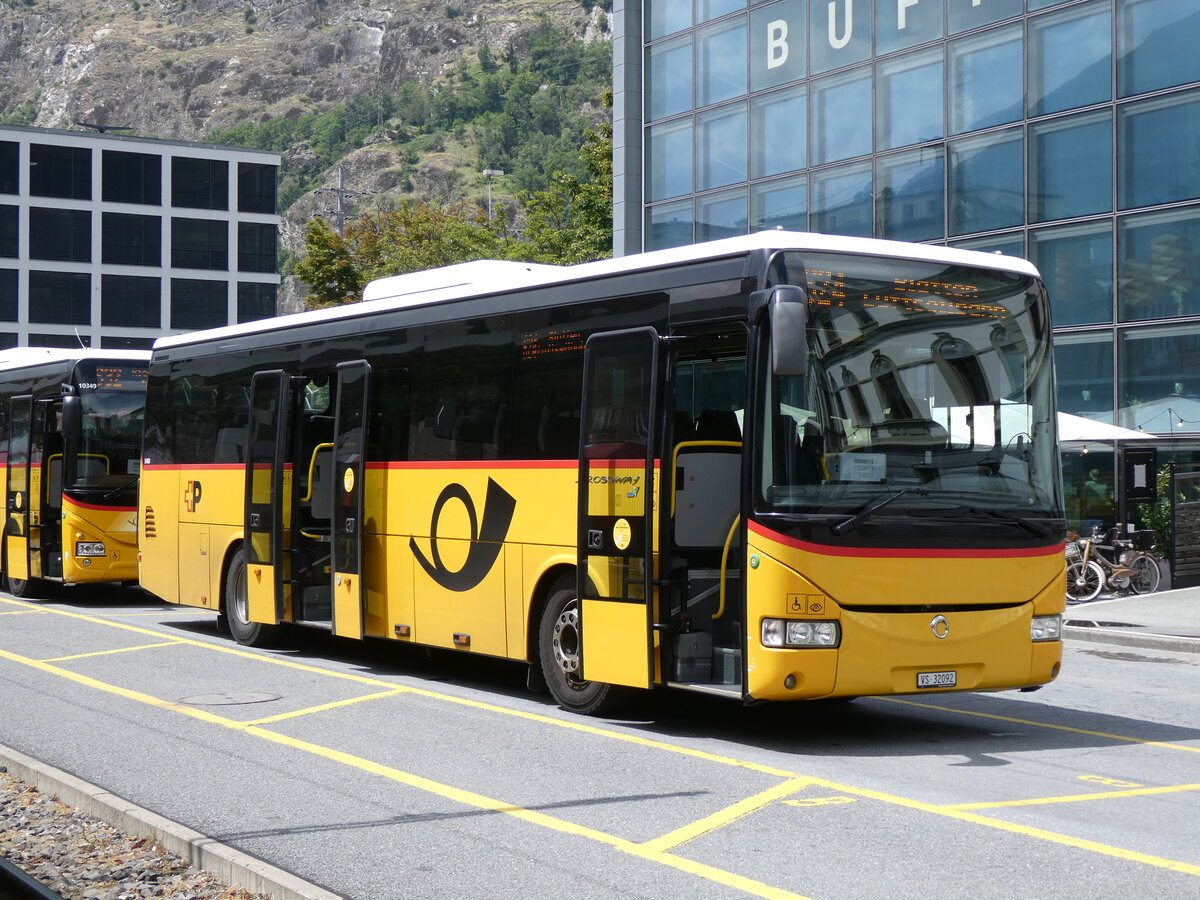 (276'709) - PostAuto Wallis - VS 32'092/PID 5460 - Irisbus (ex CarPostal Ouest) am 14. Juni 2025 beim Bahnhof Brig