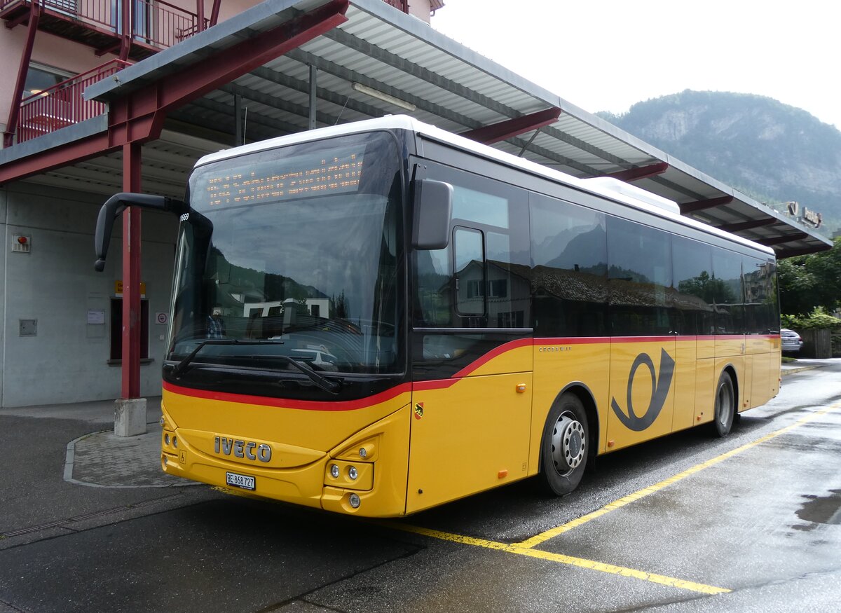 (276'739) - Fl�ck, Brienz - Nr. 27/BE 868'727/PID 11'669 - Iveco am 15. Juni 2025 in Meiringen, Postautostation