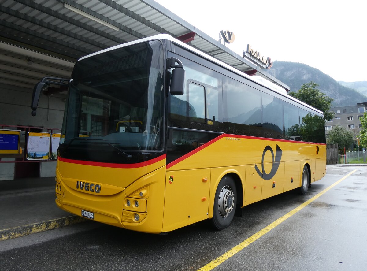 (276'742) - Fl�ck, Brienz - Nr. 25/BE 868'725/PID 11'594 - Iveco am 15. Juni 2025 in Meiringen, Postautostation