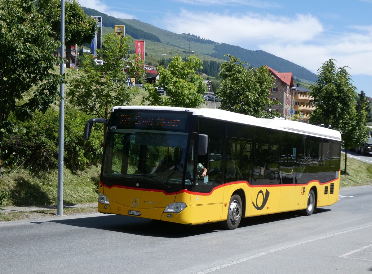 (276'896) - PostAuto Graub�nden - GR 102'343/PID 10'773 - Mercedes am 18. Juni 2025 in Scuol, Hotel Altana