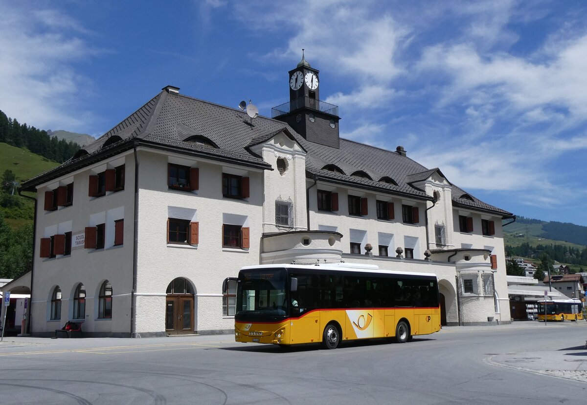 (276'909) - PostAuto Graub�nden - GR 102'388/PID 11'643 - Iveco am 18. Juni 2025 beim Bahnhof Scuol-Tarasp