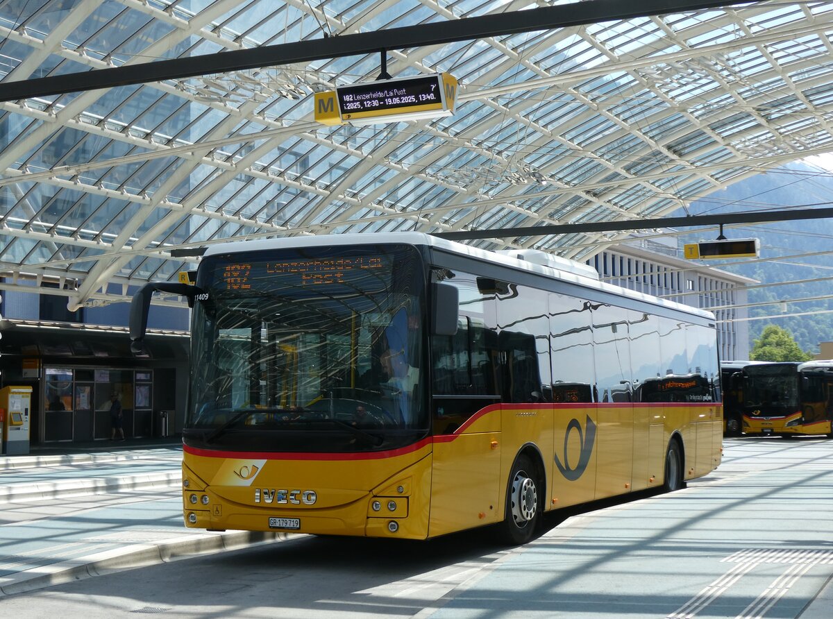 (276'924) - PostAuto Graub�nden - GR 179'719/PID 11'409 - Iveco am 18. Juni 2025 in Chur, Postautostation