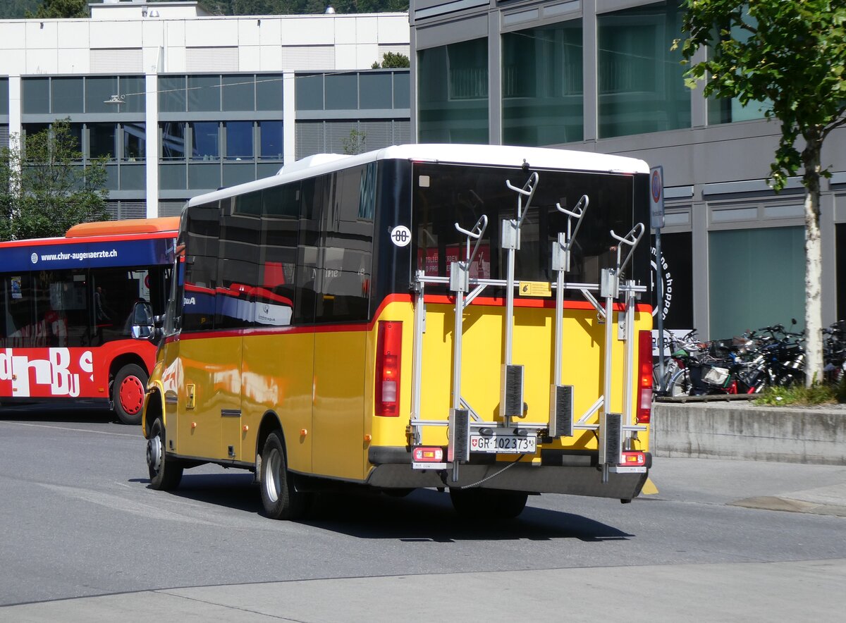 (276'949) - PostAuto Graub�nden - GR 102'373/PID 11'808 - Iveco/K-Bus am 18. Juni 2025 beim Bahnhof Chur