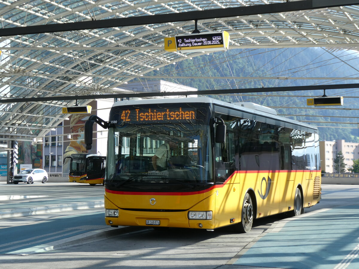(276'964) - PostAuto Graub�nden - GR 168'874/PID 5590 - Irisbus am 18. Juni 2025 in Chur, Postautostation